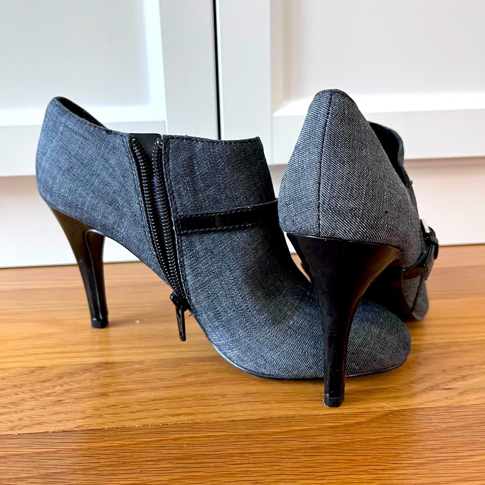 Like new gray fabric stiletto